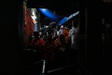 Des supporters ivoiriens regardent un match à la télé dans une ruelle du quartier de Cocody, à Abidjan.