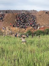 Hommes, femmes et enfants fouillent les stériles de Commus (Kolwezi, novembre 2019).