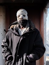 Après trois jours sans électricité dans le camp, Joseph essaie de contrôler les câbles. Il en ressort avec une brûlure au troisième degré et beaucoup de respect de ses compagnons.