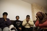 Lublin (Pologne), le 4 mars 2022. Linora, Gloria, Goan et Halima, quatre étudiantes nigérianes, entamaient leur première année de médecine à Ternopil quand la guerre a commencé. Elles ont été accueillies par le docteur Kenneth, grâce à un réseau nigérian d'entraide.