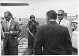 Dag Hammarskjöld (avec des lunettes de soleil), quelques heures avant le crash de son avion, le 18 septembre 1961, sur le tarmac de l'aéroport de Leopoldville.