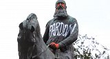 La statue du roi Léopold II, à Bruxelles, en juin 2020, détournée au plus fort du mouvement Black Lives Matter.
