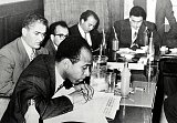 Frantz Fanon (au premier plan), lors d'une conférence de presse du Congrès des écrivains à Tunis, en 1959.
