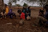 Une communauté vivant en bordure du Parc national de Marsabit (9 février 2023). Selon ces personnes, la sécheresse explique l'augmentation des conflits entre éleveurs.