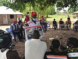 Une volontaire de la Croix-Rouge lors d'une journée de sensibilisation sur les dangers des mines antipersonnel en Casamance, en avril 2023.