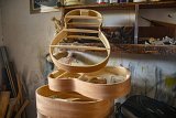 Des squelettes de cavaquinhos trônent dans l'atelier. Il s'agit de l'instrument le plus vendu par Aniceto et son équipe.