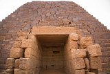 Reliée au monde extérieur via des routes marchandes de premières importances, la civilisation koushite mêle avec subtilité les influences africaines, méditerranéennes et moyen-orientales. L'UNESCO note par exemple que les Pyramides de Méroé offrent aux visiteurs « une juxtaposition d'éléments structurels et décoratifs de l'Égypte pharaonique, de la Grèce et de Rome, ainsi que du royaume de Koush lui-même ».