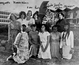 Eugénie Rokhaya Aw (en bas à gauche) aux côtés de participantes à la deuxième conférence internationale des femmes de Copenhague (juillet 1980).