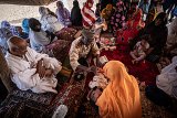 Famouri Keita, méhariste infirmier, ausculte femmes et enfants sous une tente dans le village de Mekhezin, au nord de Néma (12 novembre 2023).