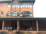 Un temple dédié à la divinité Ayelala, à Benin City (à gauche), où sont jugés de nombreux conflits et contentieux via le système des serments. Les personnes n'ayant pas respecté leur parole ont été frappées de maladies et sont décédées, selon le personnel du temple. Leurs photos sont exposées à l'entrée du temple (à droite).