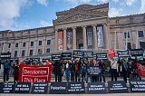 Devant le musée de Brooklyn en avril 2018, des activistes du mouvement « Decolonize This Place ».