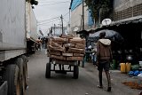 Une charrette transporte des cartons de poisson congelé en provenance de Mauritanie. Port de pêche d'Abidjan, 2024.