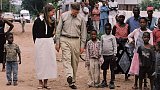 Melinda et Bill Gates au Mozambique en 2003.