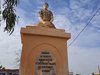 Le monument érigé à Konna en la mémoire de Damien Boiteux et des militaires maliens tombés en 2013.
