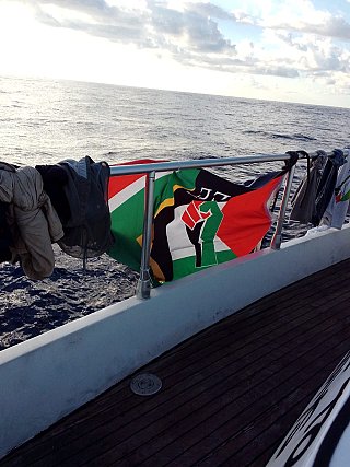 Laundry hung on Mendi Reincarnated with banner incorporating SA and Palestinian flags reading “Free Palestine”23 septembre 2025.