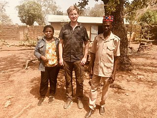 Flore Nobime et Olivier van Beemen dans le village de Sangou, au côté de Kinto Sylla (à droite), quelques heures avant leur arrestation.