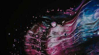 L'image présente une explosion de couleurs vibrantes sur un fond noir, évoquant un cosmos mystérieux. Des ondulations fluides rappellent des vagues, avec des nuances de bleu, de rose et de violet se mêlant harmonieusement. Des éclats de blanc, semblables à des étoiles dispersées, ajoutent une dimension de profondeur et de texture, créant une atmosphère dynamique et captivante. L'ensemble évoque un mouvement constant, presque euphorique, incitant à l'évasion et à la contemplation.