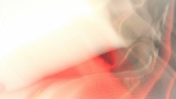 L'image présente une composition abstraite où les couleurs se mêlent de manière floue. On distingue des nuances de rouge et de blanc, créant un effet de mouvement et de fluidité. Les contours des formes ne sont pas nets, ce qui donne une impression de douceur et de légèreté. L'ensemble évoque une atmosphère onirique, presque éthérée, sans éléments définis, permettant ainsi à l'imagination de vagabonder librement.