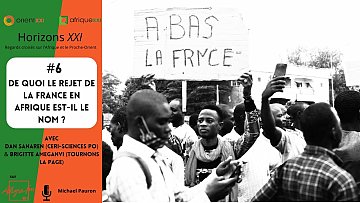 Cette image représente une scène dynamique d'un rassemblement ou d'une manifestation. Au centre, on peut voir une personne levant une pancarte où il est écrit en grands caractères "ABAS LA FRYCE". Les participants autour semblent mobilisés et engagés dans la discussion ou l'action. En arrière-plan, on aperçoit des bâtiments et une foule, ce qui donne une impression de mouvement et d'énergie collective. En bas de l'image, il y a un encart présentant le numéro de l'événement, un titre en lien avec le sujet du rejet de la France en Afrique, ainsi que des noms de participants et un logo. L'ambiance générale est celle d'une mobilisation sociale autour d'un thème important.
