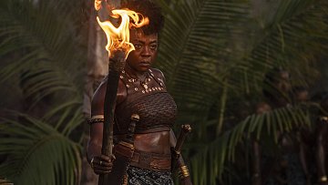 L'image montre une femme debout au milieu d'une luxuriante végétation tropicale, avec des palmiers en arrière-plan. Elle tient une torche enflammée dans sa main droite, créant une lumière chaleureuse qui éclaire son visage déterminé. Elle porte un haut traditionnel en cuir et une jupe décorée de motifs. Des bracelets dorés ornent ses bras, ajoutant une touche d'élégance à son apparence. Son expression est forte et intense, reflétant à la fois courage et détermination. L'atmosphère de l'image évoque une ambiance de puissance et de leadership.