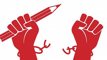 L'image représente deux poings levés, symbolisant la résistance et la lutte. L'un des poings tient un crayon, signifiant l'importance de la liberté d'expression et de la créativité. Les poignets des mains sont entravés par des chaînes, symbolisant l'oppression et la restriction. L'ensemble est présenté dans une teinte rouge, qui évoque la passion et la détermination. Cette image illustre un message fort sur la libération et la défense des droits.